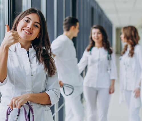 Los CDC recomiendan a los profesionales de la salud vacunarse. 
