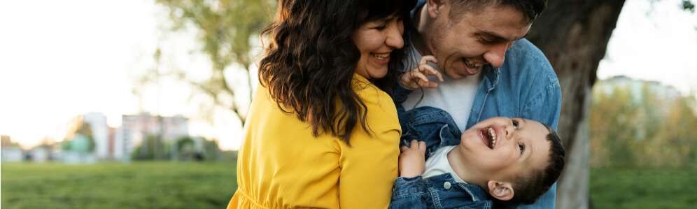 Padres e hijo divirtiéndose en el parque con salud